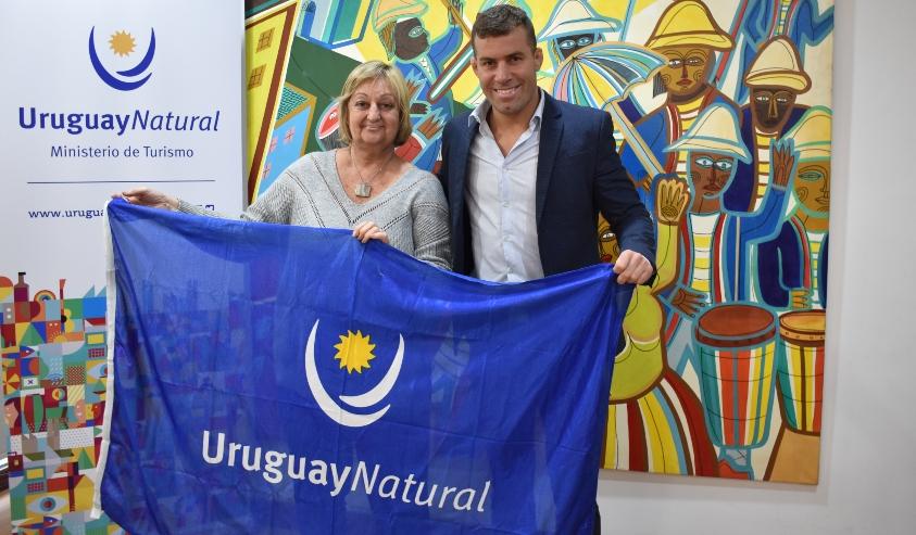 Kechichian y Reyno con la bandera de la marca país: Uruguay Natural. 
