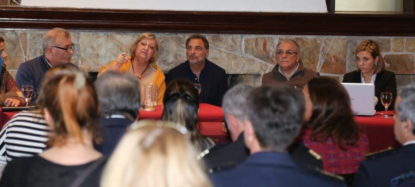 Presentación temporada de cruceros 2018/19 en Punta del Este Kechichian durante la conferencia junto a autoridades departamentales.