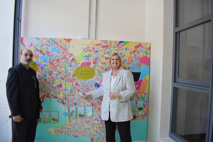 José Garín junto a Kechichian usando el mapa interactivo con sugerencia de itinerarios turísticos José Garín junto a Kechichian usando el mapa interactivo con sugerencia de itinerarios turísticos