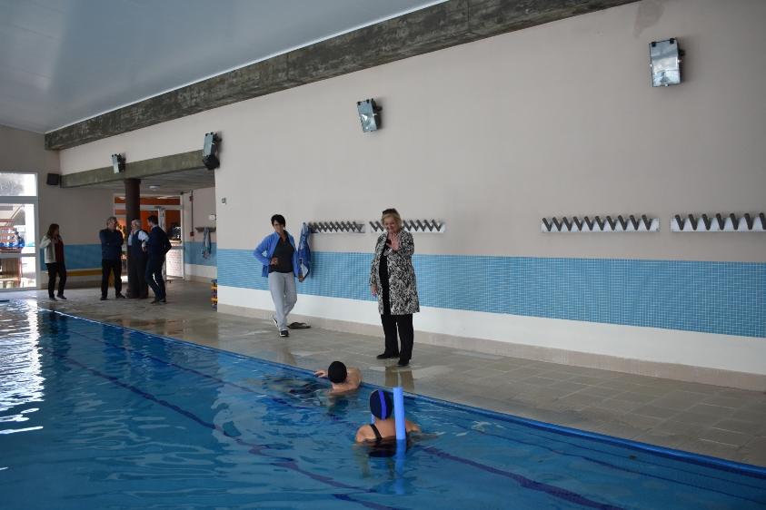 Kechichian en diálogo con usuarias de la piscina en la Colonia Raigón Kechichian dialogando con usuarias de la piscina en la Colonia Raigón
