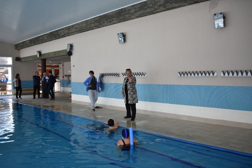 Kechichian dialogando con usuarias de la piscina en la Colonia Raigón