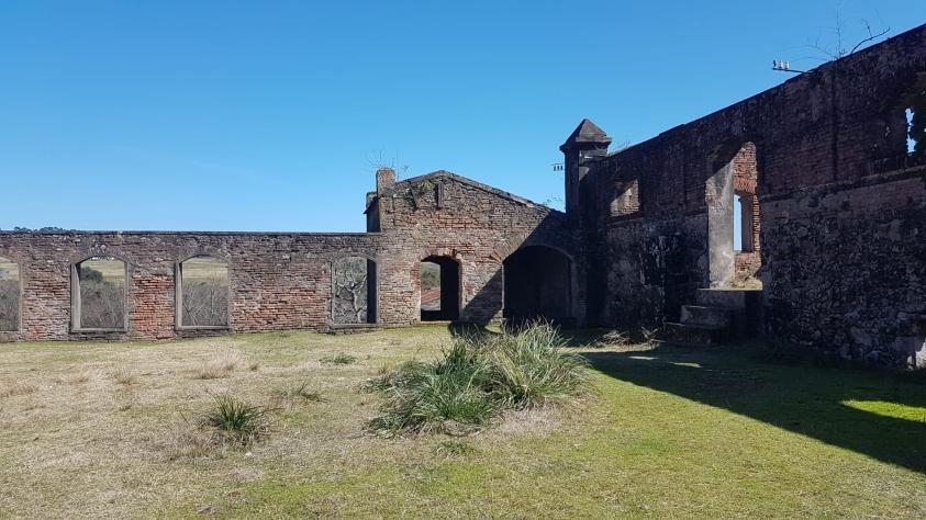 Visita a Represa Cuñapirú donde se visualiza las ruinas de la construcción