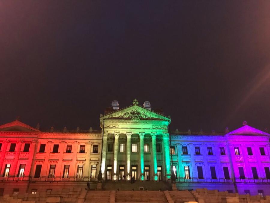 Palacio legislativo iluminado con los colores de la bandera LGBT