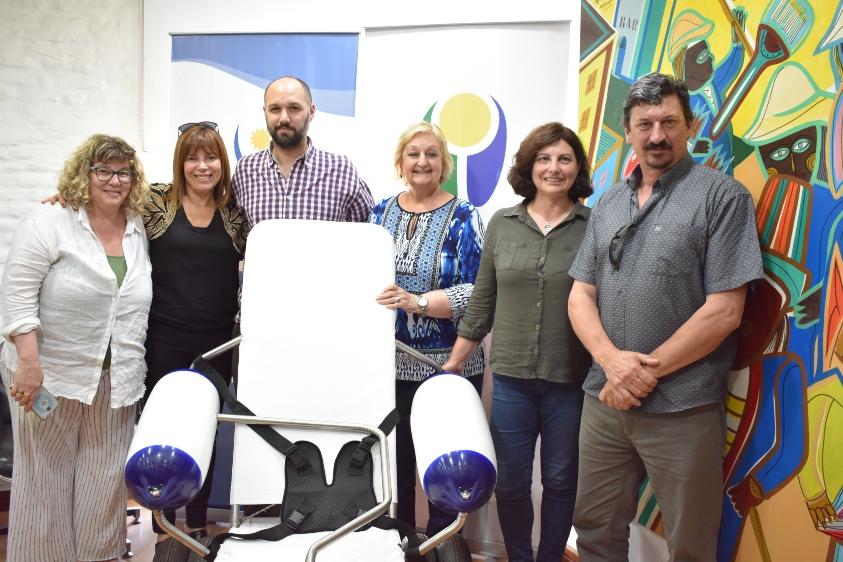 La Intendencia de Rocha recibió una silla para la playa de La Paloma