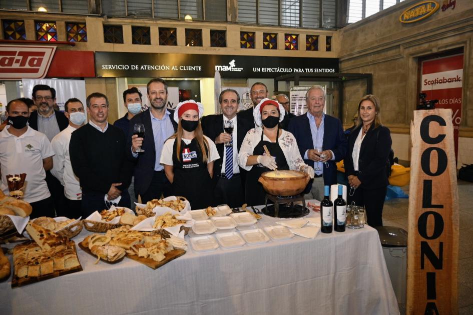 Autoridades en uno de los stands del Destino Centro Sur, en MAM Autoridades en uno de los stands del Destino Centro Sur, en MAM