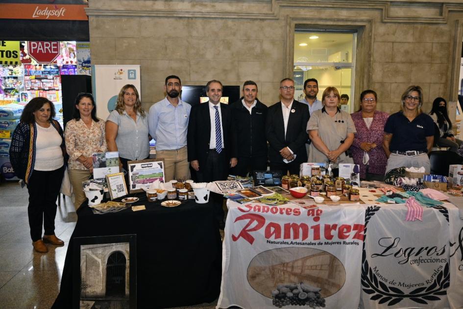 Autoridades en uno de los stands del Destino Centro Sur, en MAM