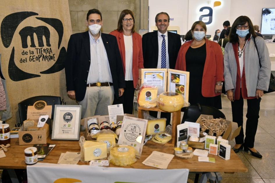 Autoridades en uno de los stands del Destino Centro Sur, en MAM Autoridades en uno de los stands del Destino Centro Sur, en MAM