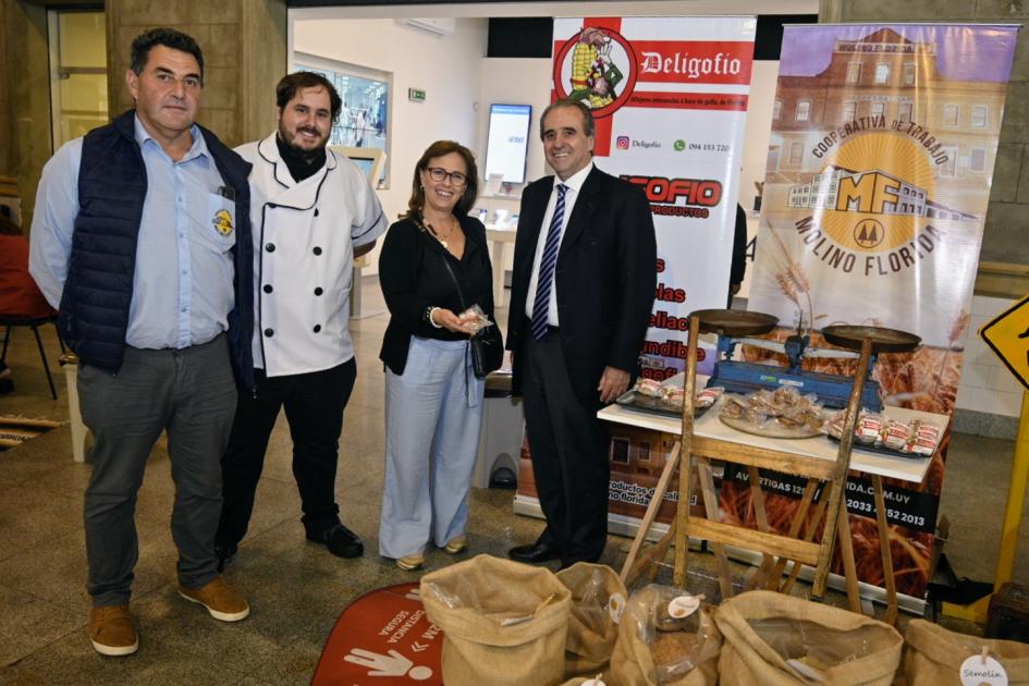 Autoridades en uno de los stands del Destino Centro Sur, en MAM Autoridades en uno de los stands del Destino Centro Sur, en MAM