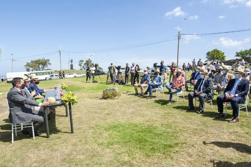 Lanzamiento de "Montevideo + Paseos", en las letras de Montevideo de la Fortaleza del Cerro