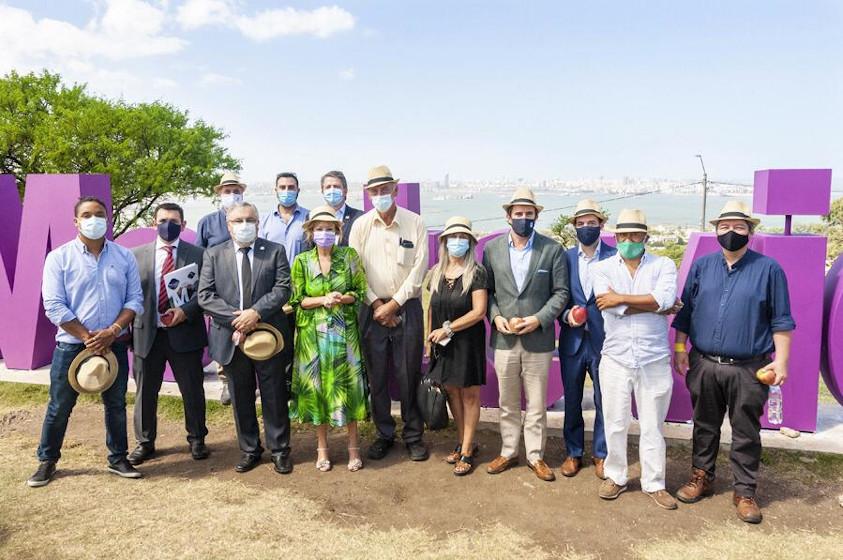 Lanzamiento de "Montevideo + Paseos", en las letras de Montevideo de la Fortaleza del Cerro