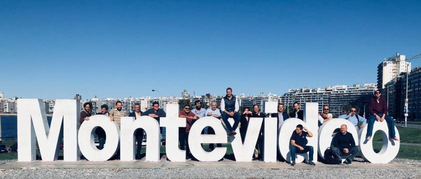 Representantes de Agencias de Viajes en el cartel gigante con las letras de Montevideo, ubicado en la bahía