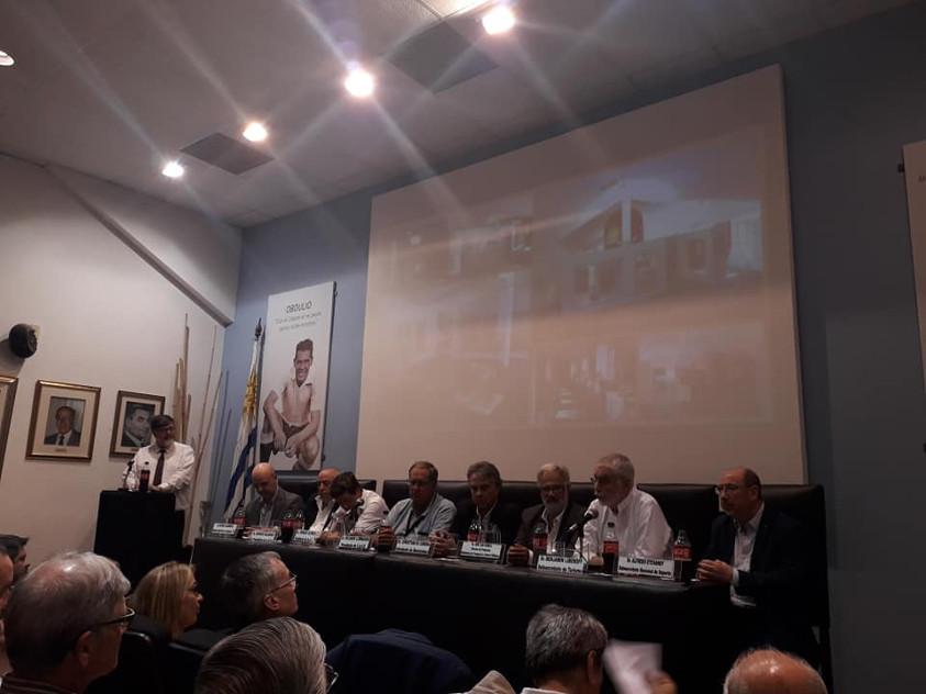 Mesa de oradores en presentación de nuevo sistema de proyección en Museo del Fútbol