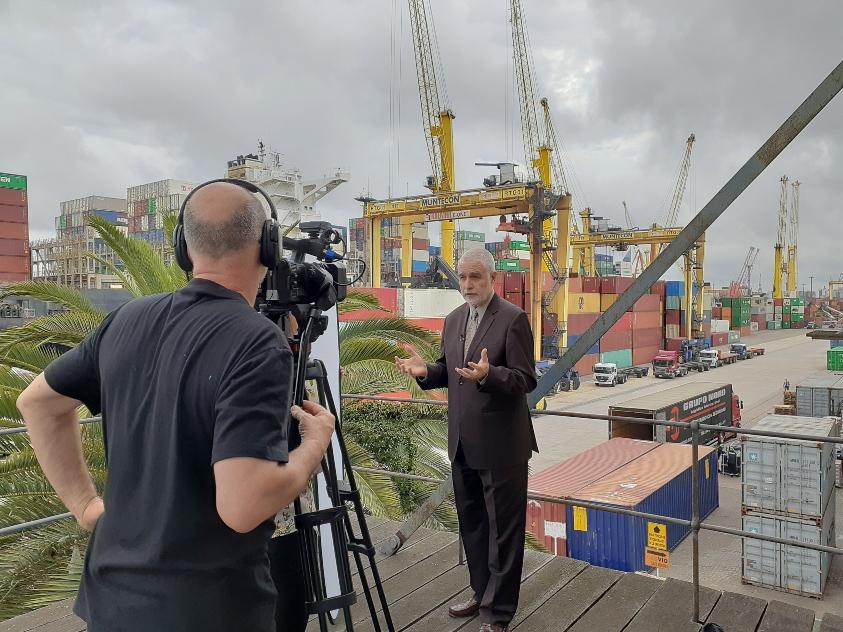 Liberoff entrevistado por la TV alemana con el puerto de Montevideo de fondo