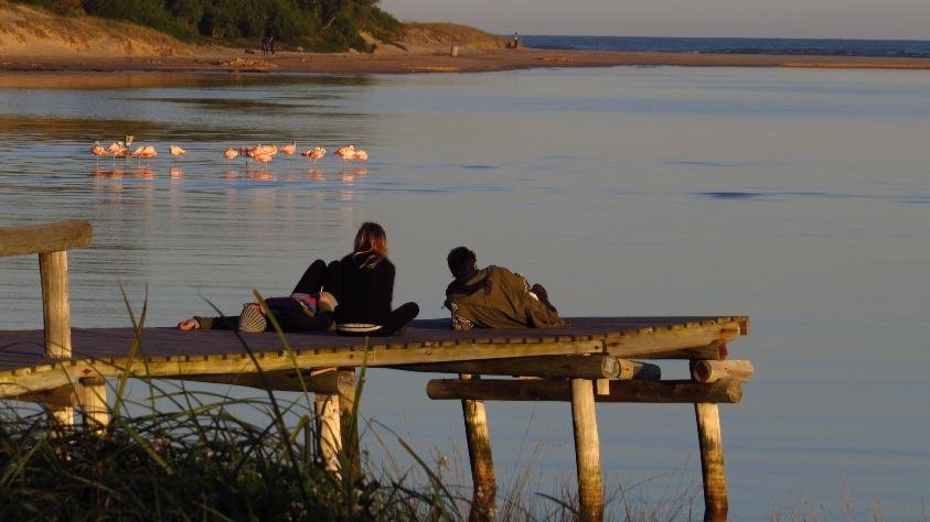 Paisaje de La Barra, Maldonado, imagen de Gonzalo Miracet Imagen de personas contemplando desde el muelle el paisaje de La Barra, Maldonado