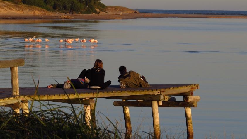 Imagen de personas contemplando desde el muelle el paisaje de La Barra, Maldonado