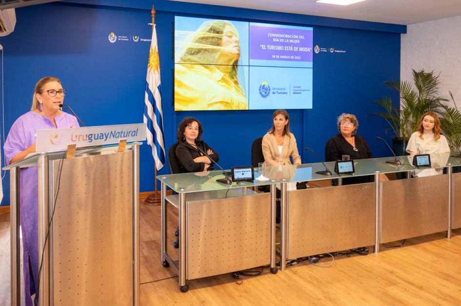Repensando la Moda y el Turismo en la Sala Arredondo del MINTUR. Repensando la Moda y el Turismo en la Sala Arredondo del MINTUR.