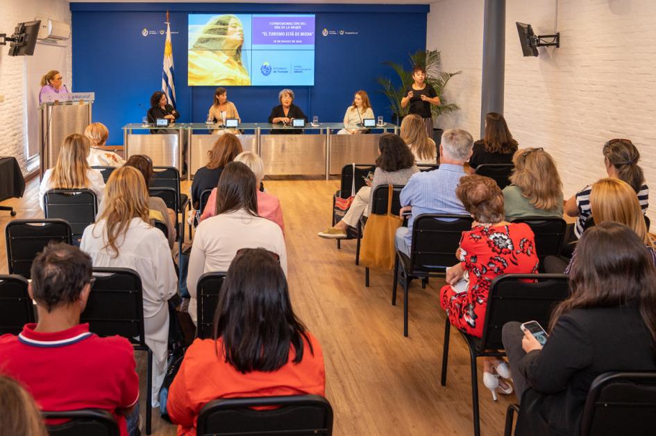 Repensando la Moda y el Turismo en la Sala Arredondo del MINTUR. Repensando la Moda y el Turismo en la Sala Arredondo del MINTUR.