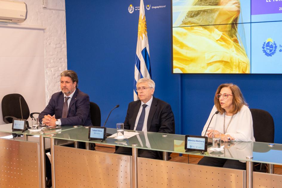 Ministro Viera, junto a los directores Ignacio Curbelo y Mónica Bottero.