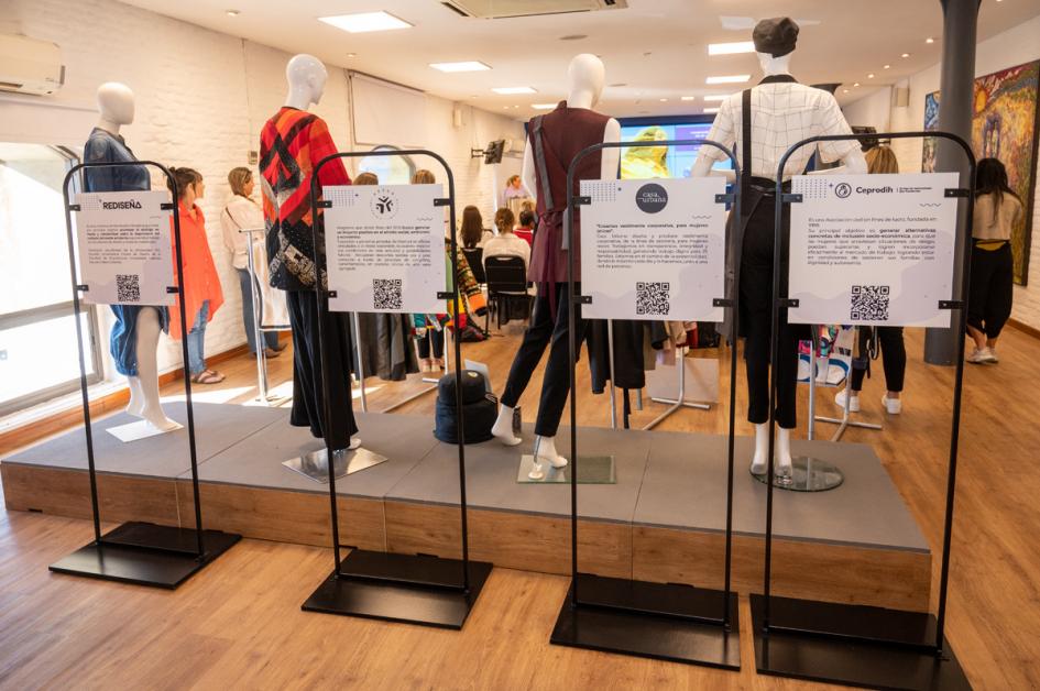 Repensando la Moda y el Turismo en la Sala Arredondo del MINTUR. Repensando la Moda y el Turismo en la Sala Arredondo del MINTUR.
