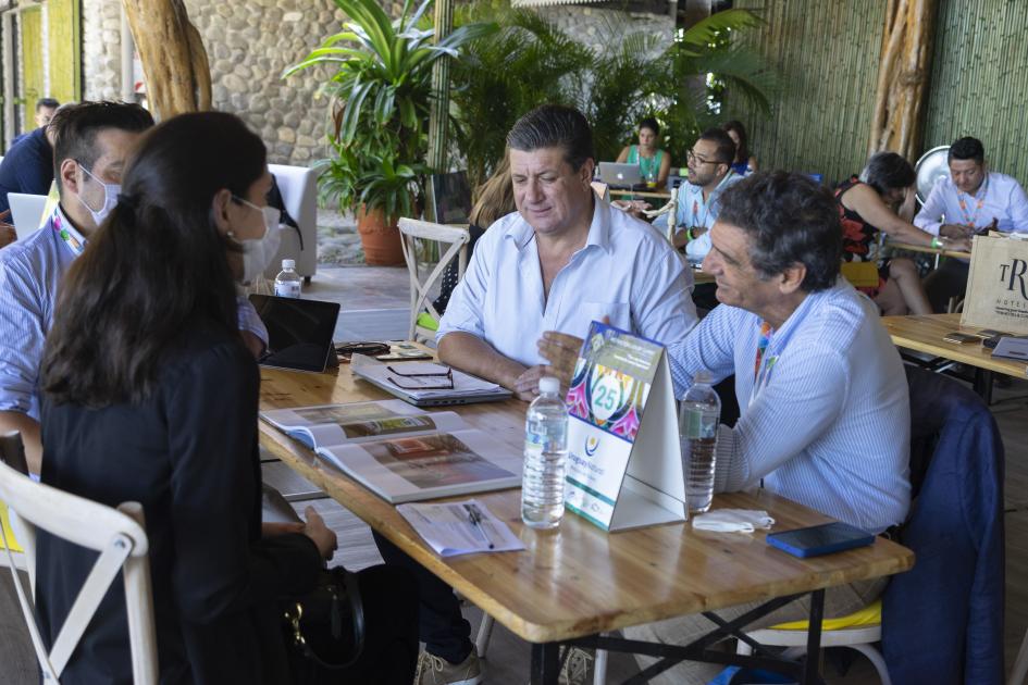 Dir. Gral. I. Curbelo y Dir. Tur. Maldonado, M. Laventure, presentaron al país como destino de eventos y turismo de lujo Director General Ignacio Curbelo y Director de Turismo de Maldonado, Martín Laventure, reunidos