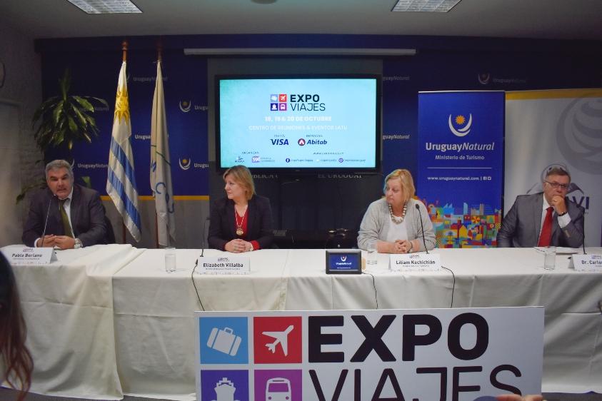 Pablo Berlano presentando el evento junto a Elizabeth Villalba, Liliam Kechichian y Carlos Pera