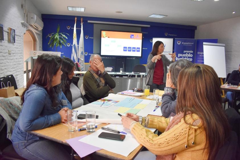 Teresa Russi presentando la consigna de trabajo Teresa Russi exponiendo ante los miembros de los proyectos