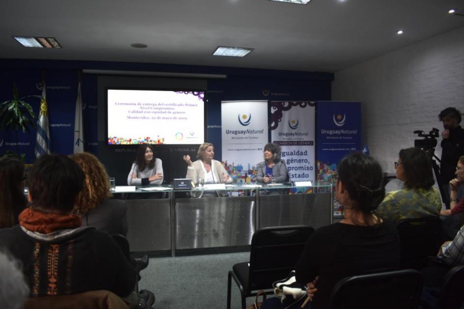 Hyara Rodríguez, Liliam Kechichian y Mariella Mazzotti