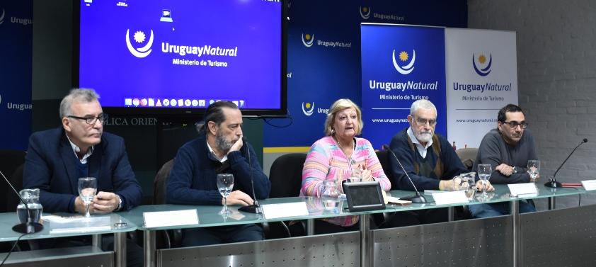 Carlos Fagetti, Alberto Díaz, Liliam Kechichian, Benjamín Liberoff y Nicolás Raffi durante la presentación de los resultados de la temporada. 