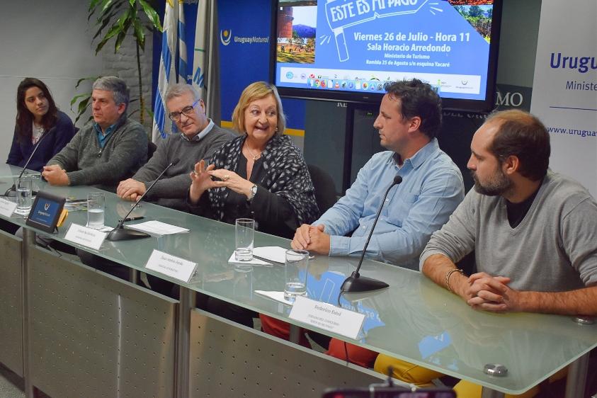 Mesa integrada por: Jimena Torres, José Luis Perazza, Carlos Fagetti, Liliam Kechichian, Juan Andrés Pardo y Federico Estol.