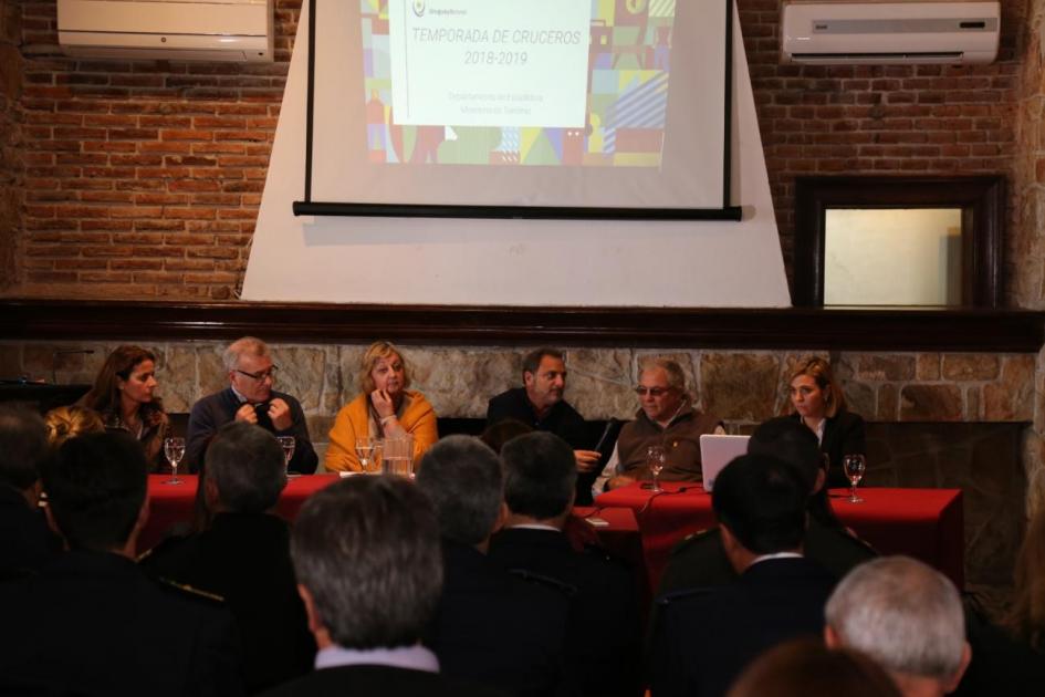 Panelistas y público durante la conferencia. 