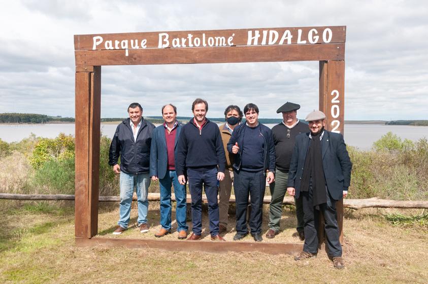 Ministro Cardoso con Intendente Irazábal y equipo en Parque Bartolomé Hidalgo