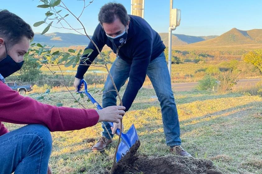 Ministro Germán Cardoso planta un árbol en Valle del Lunarejo