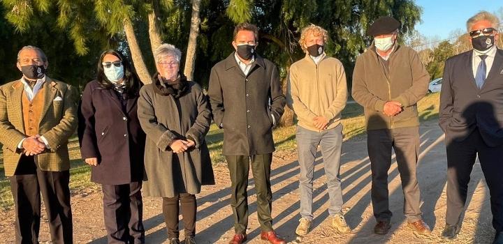 Ministro Germán Cardoso, equipo técnico del Mintur y autoridades deptales. en Balneario La Concordia