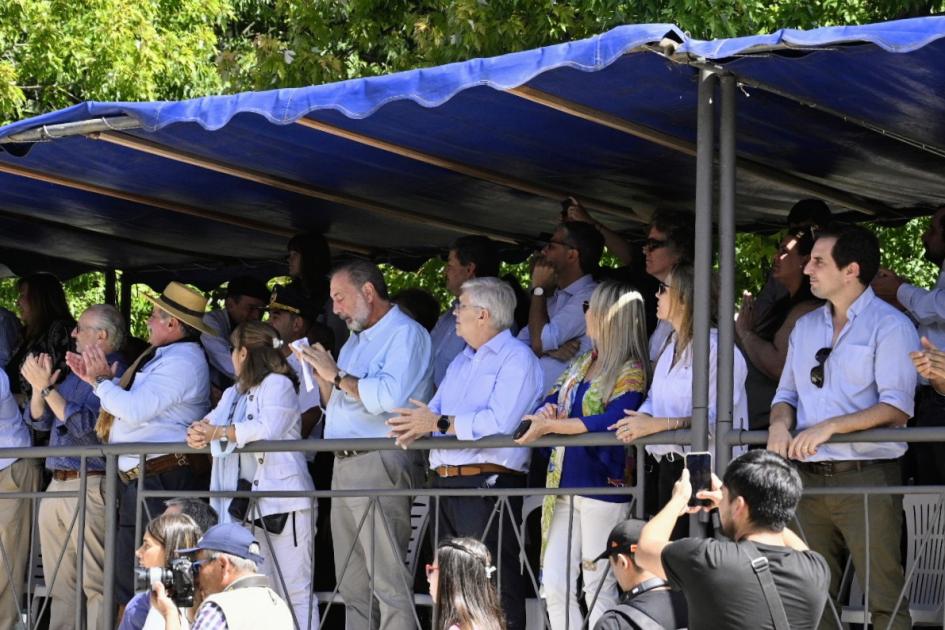 Ministro de Turismo, Tabaré Viera, presenció desfile de jinetes de la Patria Gaucha, en Tacuarembó