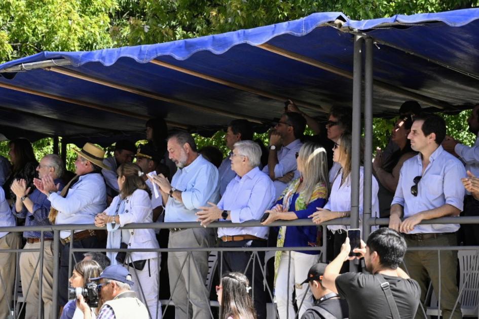 Ministro de Turismo, Tabaré Viera, presenció desfile de jinetes de la Patria Gaucha, en Tacuarembó Ministro de Turismo, Tabaré Viera, presenció desfile de jinetes de la Patria Gaucha, en Tacuarembó