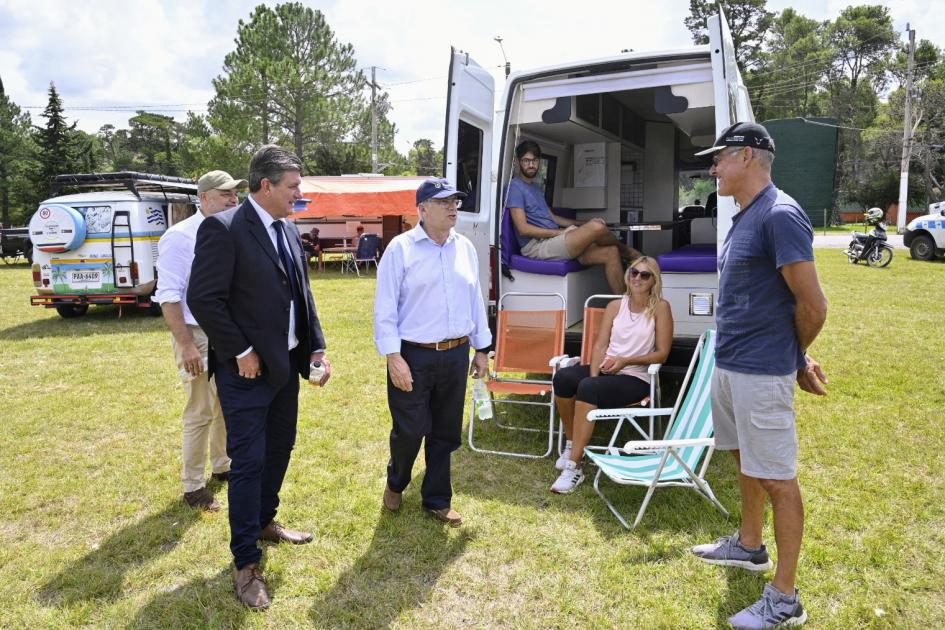 Ministro Tabaré Viera y director gral. Ignacio Curbelo en inauguración motorcamping Parque Arequita