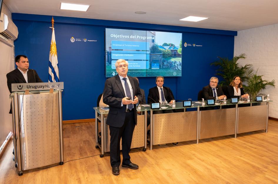 Exposición del ministro de Turismo, Tabaré Viera Exposición del ministro de Turismo, Tabaré Viera