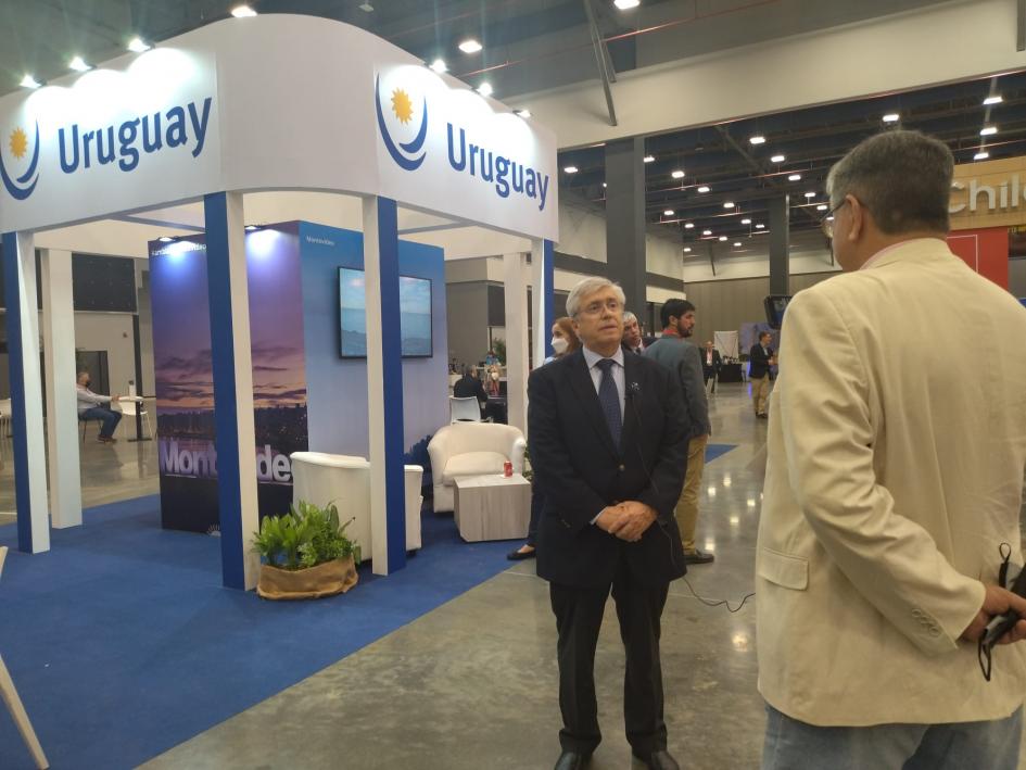 Ministro de Turismo, Tabaré Viera, en stand de Uruguay en FIEXPO 2022