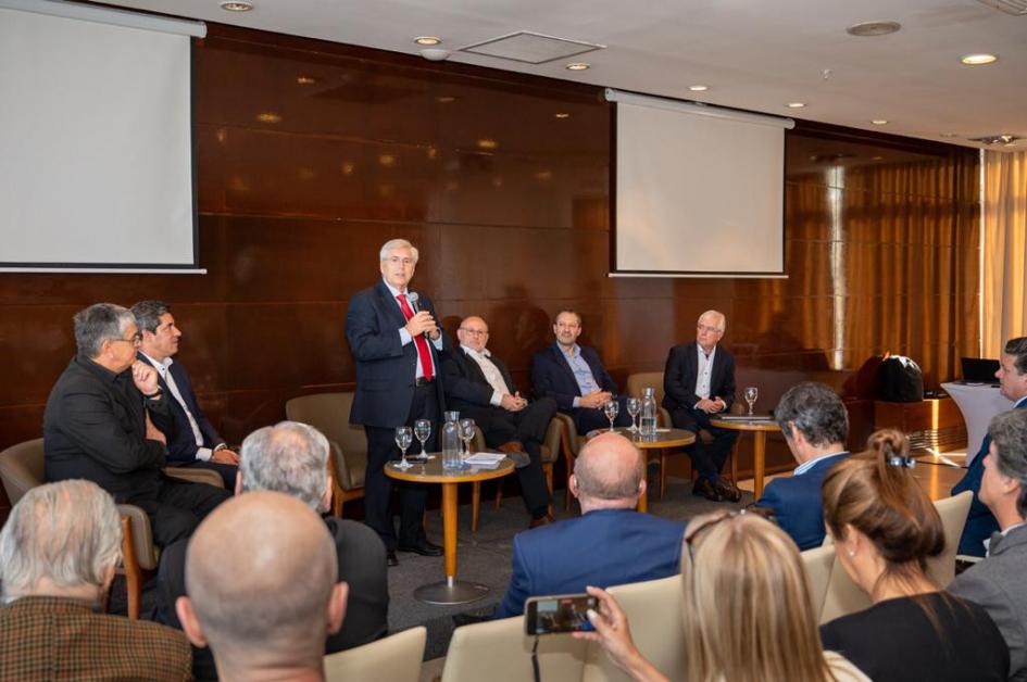 Ministro de Turismo, Tabaré Viera, participó de la 1º reunión del Ciclo “Cientos de Ideas – Millones de Turistas” Ministro Viera participó de la 1º reunión del Ciclo “Cientos de Ideas – Millones de Turistas”