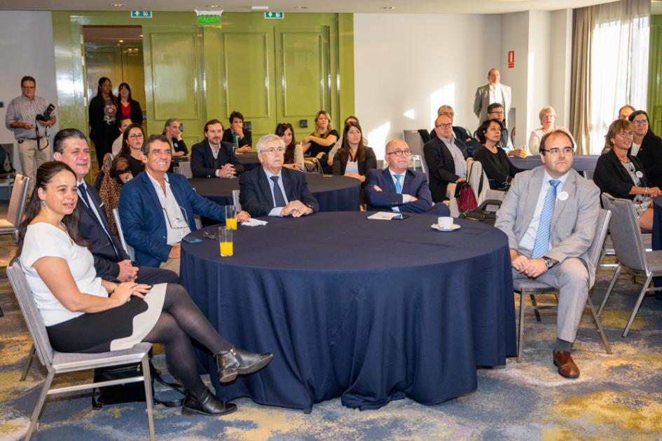 Ministro Tabaré Viera, Dir. Gral. Ignacio Curbelo, junto a rep. de MINTUR, AUDOCA, e intendencias de Mdeo. y Maldonado Ministro T. Viera, Dir. Gral. I. Curbelo, junto a rep. de MINTUR, AUDOCA, e int. Mdeo y Maldonado