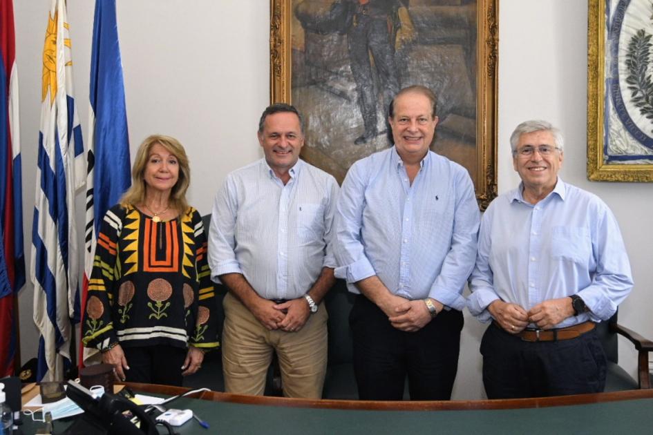 Ministro Tabaré Viera, secretario de Presidencia, Álvaro Delgado, int. Wilson Ezquerra, vicepta. de OSE, Susana Montaner Ministro T. Viera, secretario Presidencia, A. Delgado, int. W. Ezquerra, vicepta OSE, S. Montaner