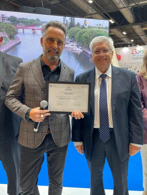 Ministro de Turismo, Tabaré Viera y el músico Jorge Drexler, designado embajador de Marca País Ministro de Turismo, Tabaré Viera y el músico Jorge Drexler, designado embajador de Marca País
