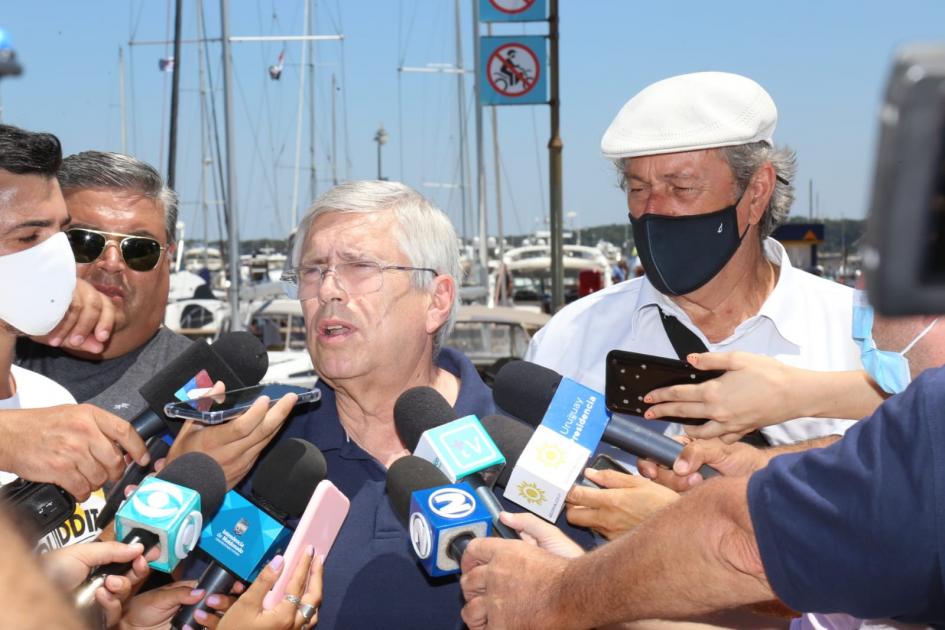 Ministro de Turismo, Tabaré Viera, rueda de prensa en Puerto de Punta del Este