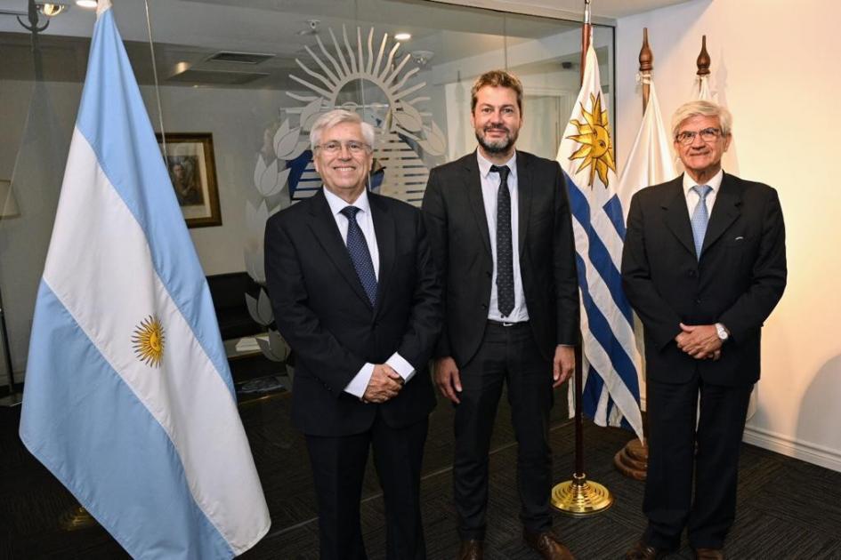 Ministros de Turismo de Urug. y Arg., Tabaré Viera y Matías Lammens y Embajador argentino en Uruguay, Alberto Iribarne Ministros de Turismo de Urug. y Arg., Tabaré Viera y Matías Lammens y Embajador argentino en Uruguay