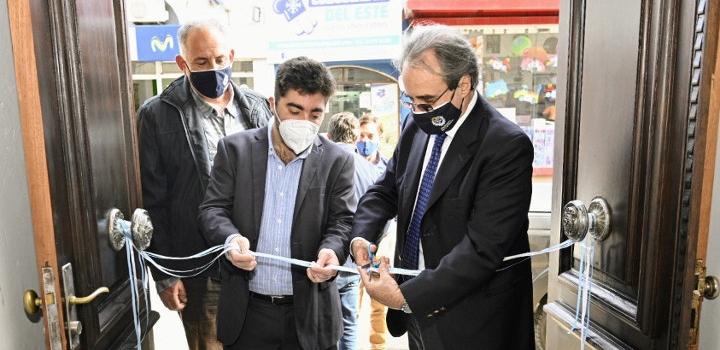 Remo Monzeglio, Roque Baudean e I. de los Santos, propietario de Hotel Garden, realizan corte de cinta por inauguración Subsecretario de Turismo, Remo Monzeglio y propietario de Hotel Boutique Garden, cortan la cinta