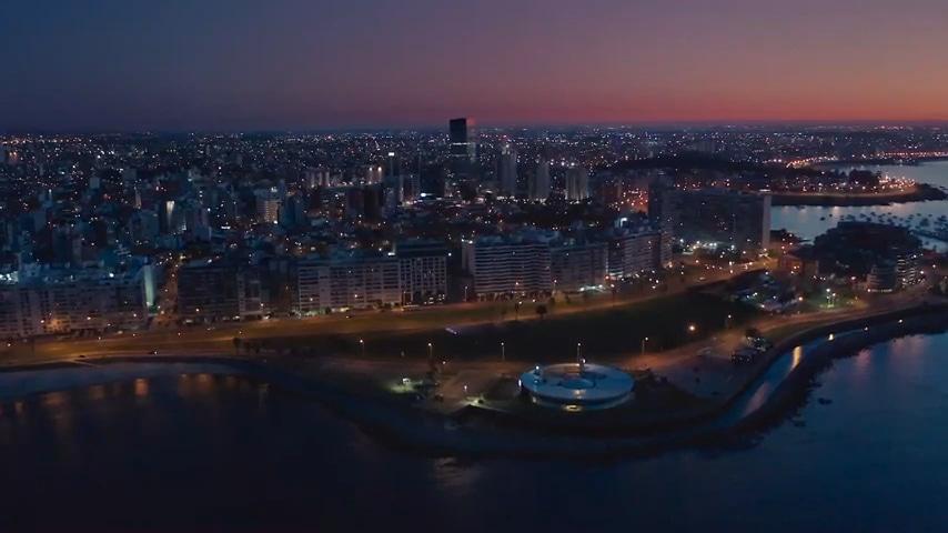 Vista aérea nocturna de Montevideo
