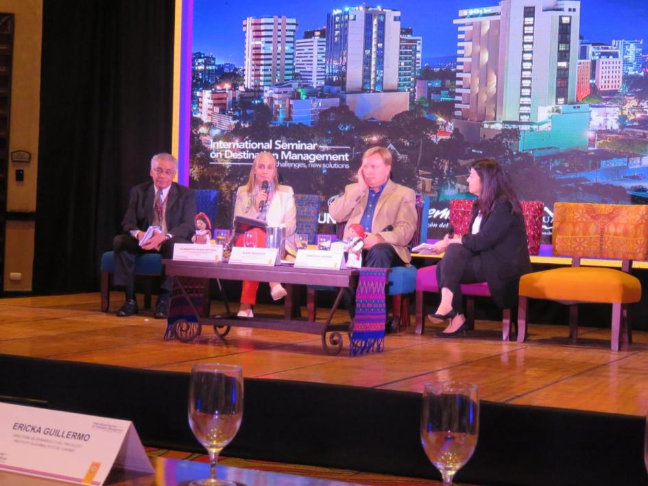 Panel de invitados entre los que se encuentra Graciela Caffera