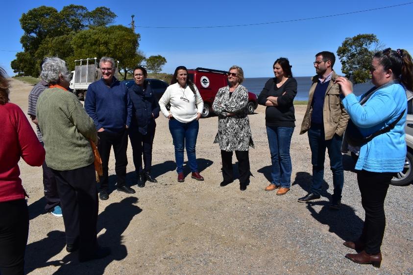 Artesanos locales en diálogo con las autoridades del MINTUR