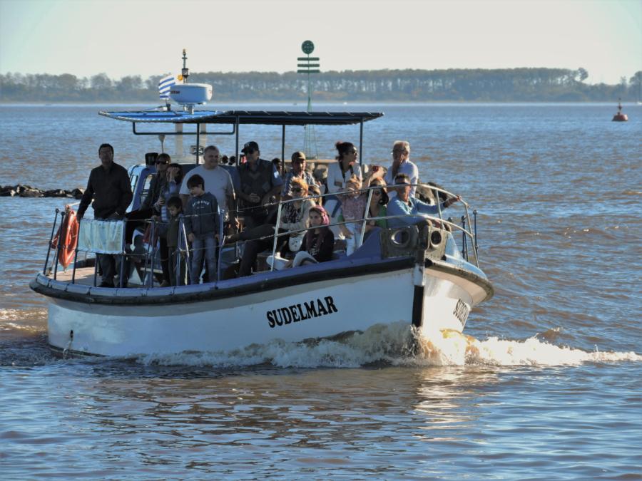 Paseo en río Paseo en barco por el río con público a bordo