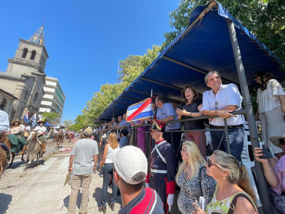 Ministro (i) de Turismo, Remo Monzeglio en desfile de equinos y jinetes, Fiesta de la Patria Gaucha